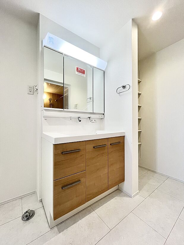 ~Dressing Room~十分な大きさの洗面台は収納もさる事ながら、身だしなみチェックや歯磨きなど、朝の慌ただしい時間でもホテルライクなスペースで余裕とゆとりを感じて頂けます。