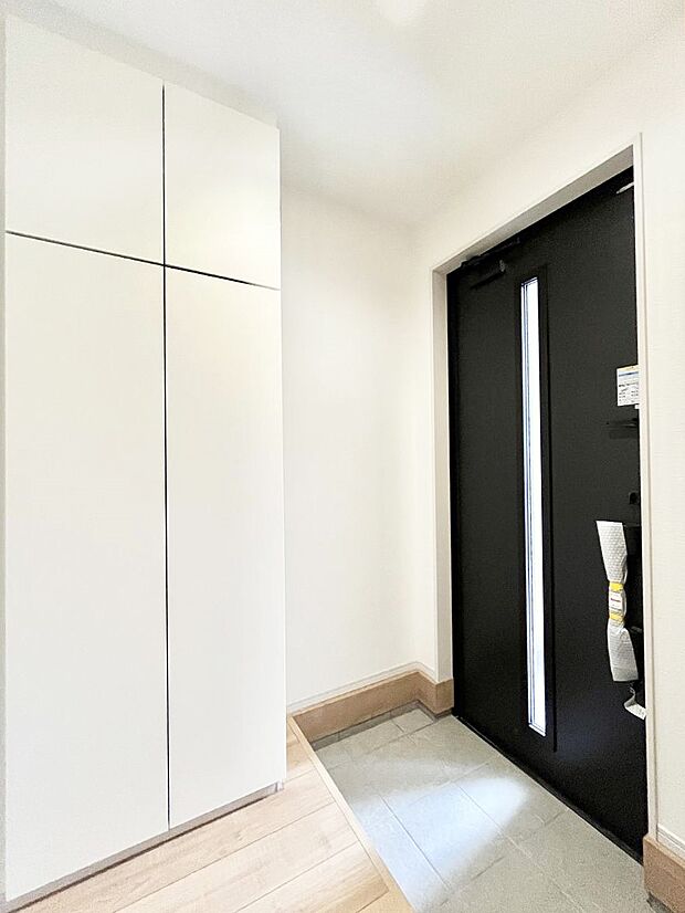 〜Entrance〜　家の中でお客様を迎える最初の場所である玄関は、家の印象そのものです！豊富な玄関収納で、常に綺麗に保つことが出来ます♪玄関にはたっぷり収納の下駄箱を完備！