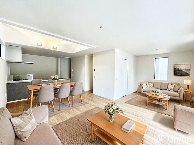 〜Living〜　家族の会話や笑顔が行き交うリビングです。子供が走ってる姿を見ながら、大きなソファやダイニングテーブルでゆったり食事をしたりくつろぎたい♪そんな夢が叶えられる空間です！※家具はCGです