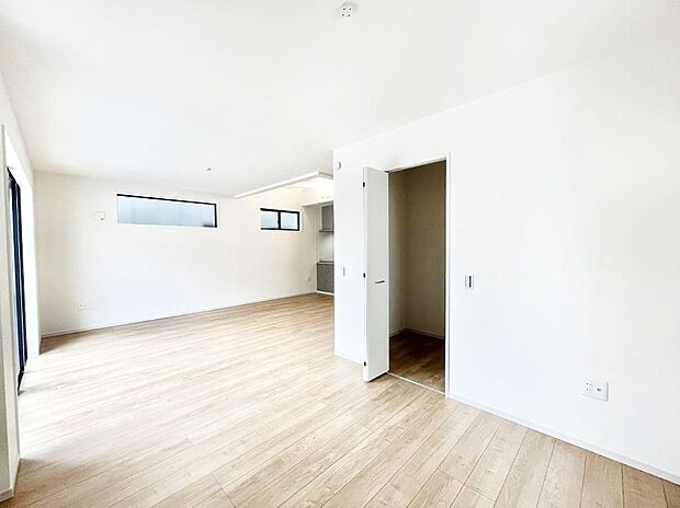 〜Living〜　家族の食事や団らんのほか、子どもを遊ばせたり、友人を招いたりするLDKは住まいの中心。長時間過ごす場所だから、その空間は住まい全体の居心地を左右します。