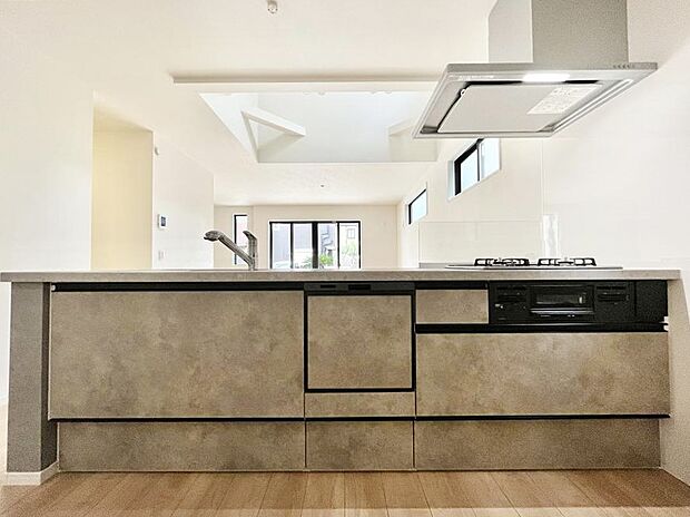 〜Kitchen〜　広くて使いやすいキッチンなら家族でいっしょに料理をつくったり、後片付けも手間なくできちゃいます♪収納もたっぷりあるので、いつもすっきりと清潔な印象を保てます。