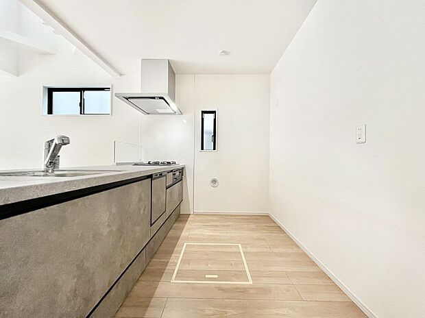 〜Kitchen〜　自然光が入る窓のあるキッチン☆毎日使う場所だからこそ、使い勝手を考慮しました。ゆったりとしたキッチンコーナーは質感豊かな仕上がりとなっております。