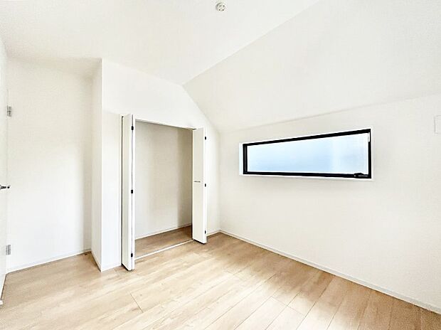 〜Bed Room〜　子供部屋はお子様にとって大変重な役割があります。子供一人で過ごす空間を与えることで、宿題や勉強時間も自然と増えまた自ら部屋の片付けや掃除なども促すことに繋がります。