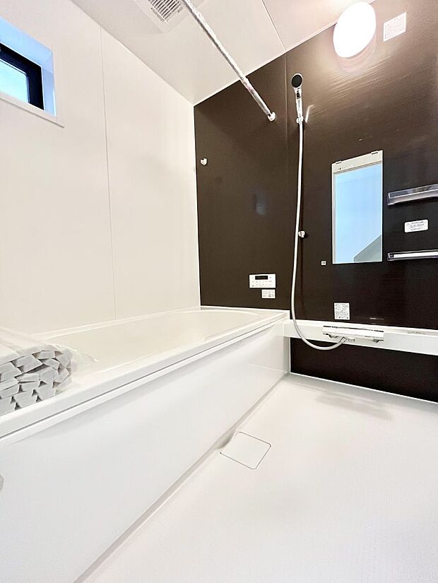 〜Bath Room〜　ゆったりと足を伸ばして入浴することが可能！一日の疲れを癒す貴重なバスタイムです。お子様とご一緒でも十分な広さなので、リビングとは違った家族団欒のひと時をお楽しみいただけます。