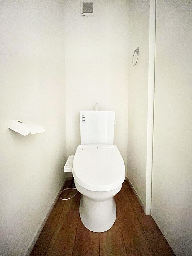 〜Toilet〜　綺麗・スッキリ・快適なウォシュレット付トイレでくつろげる空間です。トイレは毎日使わざるを得ないもの。いつも清潔を保ちたいですね。トイレが2ヶ所あるので朝の混雑時に便利です！