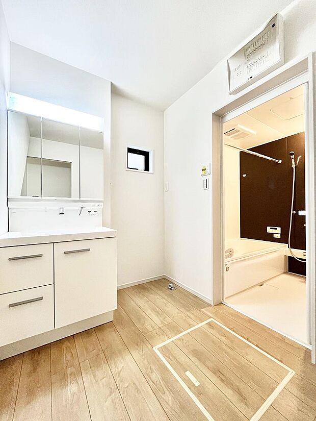 〜Dressing Room〜　暗くなりがちな洗面所も窓があると採光と換気が可能なので気持ちよくお使い頂けます。三面鏡タイプの洗面台は鏡裏収納で散らかりがちな洗面所もスッキリ♪