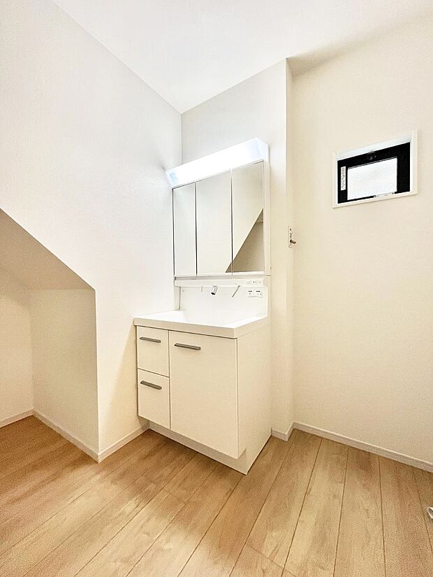 〜Dressing Room〜  清潔感溢れる色合いで統一されていると、スッキリと整った印象をうけます。  鏡の裏にはたっぷりと収納スペースを標準装備！  水廻りは、シンプルかつ機能性を重視して。