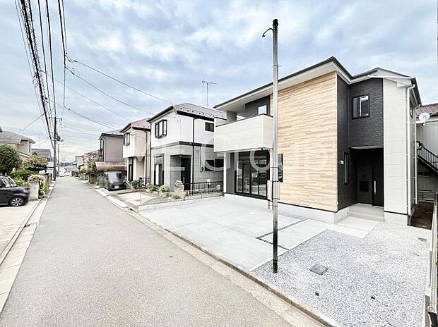 〜Exterior〜　前面道路は閑静な住宅地をはしる車通りの少ない道路。駐車の出し入れもらくらくです！ご不明点・現地見学のご希望は、お気軽にお問い合わせください！