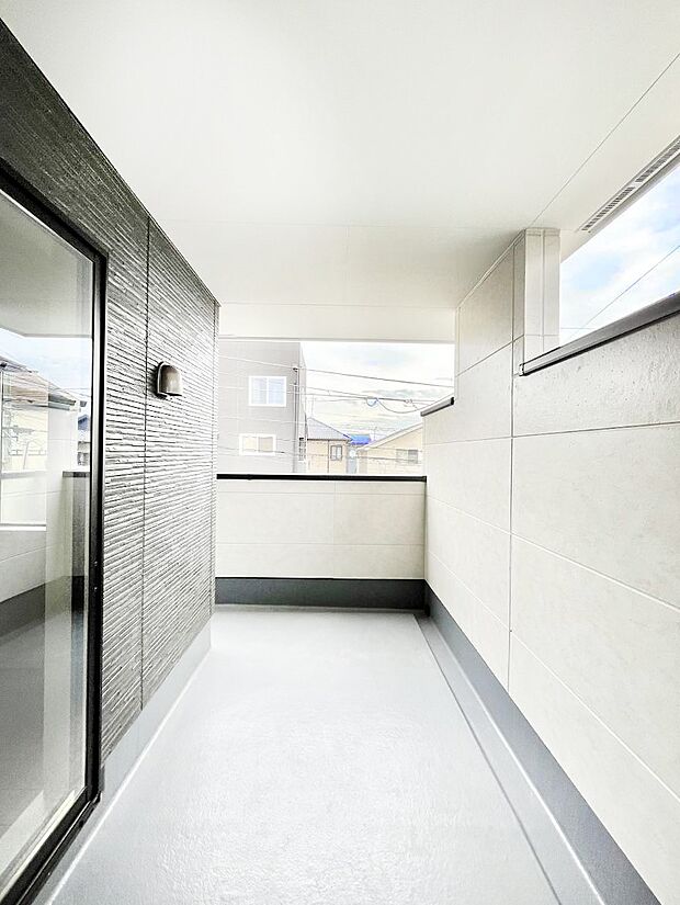 〜Balcony〜  バルコニーは温かい陽がさしこみ、お布団や洗濯物を気持ちよく干すことができます。  使いやすく開放的なバルコニーです♪陽ざしがたっぷり降り注ぐ、バルコニー付き住まい。  