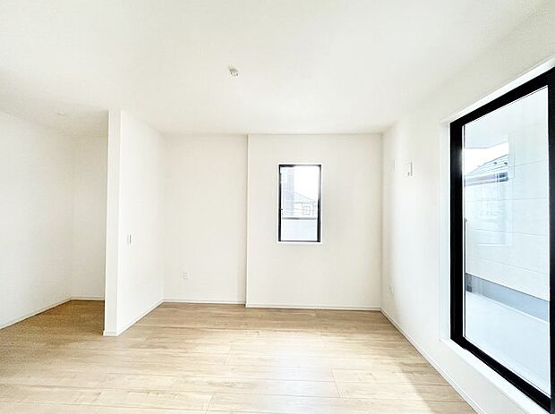 〜Bed Room〜  「今日も一日お疲れ様」とご夫婦でゆったりくつろげる寝室。  毎日の家事やお仕事に疲れた日はフカフカのベットで癒されてください。テレビや本棚をおいても快適な広さが自慢♪