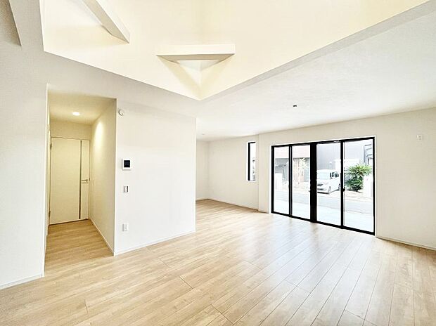 〜Living〜　飽きの来ないシンプルでおしゃれなLDK。大きな窓から日差しが差し込むので室内も明るく、家族の憩いの場としてピッタリです。開放感と日当たりの良さを是非ご覧ください！