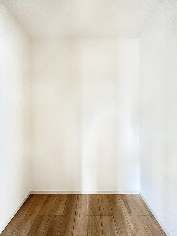 〜Walk-in Closet〜　必要なものやコーディネートを一覧して確認でき、身支度や準備が短時間で済むウォークインクローゼットを設置しました。家の中をすっきりとさせる便利な収納スペースです。