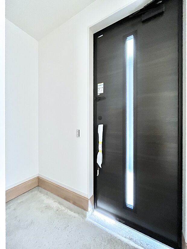 〜Entrance〜　玄関は家の顔といわれますが我が家のセンスをさりげなく感じさせる魅力ある玄関造りも楽しみの一つ。帰宅する度に家族がほっとできる心地よい空間造りも大切ですね♪