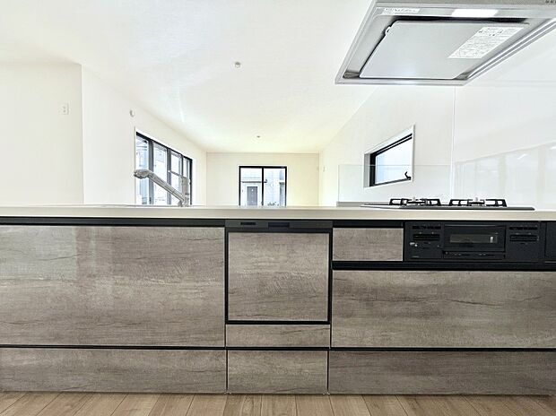 〜Kitchen〜　会話が弾むリビング、料理が愉しくなるキッチン。家は、ただ生活する場ではなく、暮らしを愉しく、快適にする場所。笑顔の毎日、安らぎの日々のために、最新の設備・仕様を採用。