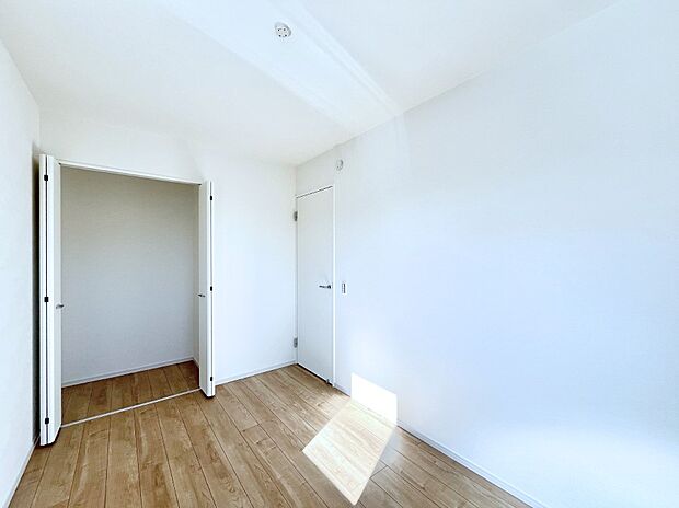 〜Bed Room〜　子供部屋はお子様にとって大変重な役割があります。子供一人で過ごす空間を与えることで、宿題や勉強時間も自然と増えまた自ら部屋の片付けや掃除なども促すことに繋がります。