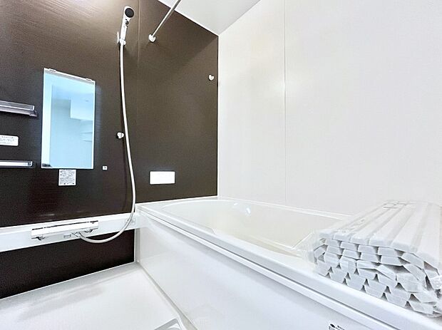 〜Bath Room〜　足を伸ばして入浴することが可能！一日の疲れを癒す貴重なバスタイムです。お子様とご一緒でも十分な広さなので、リビングとは違った家族団欒のひと時をお楽しみいただけます。