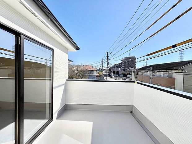 〜Balcony〜　南向きのバルコニーの前には雲以外に太陽を遮るものがありません。お洗濯物も乾きやすく、何より明るく気持ちのいい光が入ってきます。家族全員分の洗濯物も一気に干せます。
