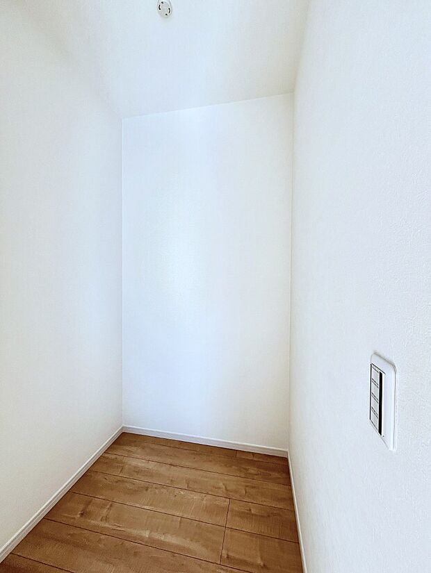 〜Walk-in Closet〜　必要なものやコーディネートを一覧して確認でき、身支度や準備が短時間で済むウォークインクローゼットを設置しました。家の中をすっきりとさせる便利な収納スペースです。