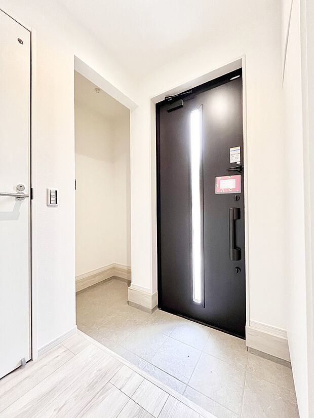 〜Entrance〜　玄関は家の顔といわれますが我が家のセンスをさりげなく感じさせる魅力ある玄関造りも楽しみの一つ。帰宅する度に家族がほっとできる心地よい空間造りも大切ですね♪