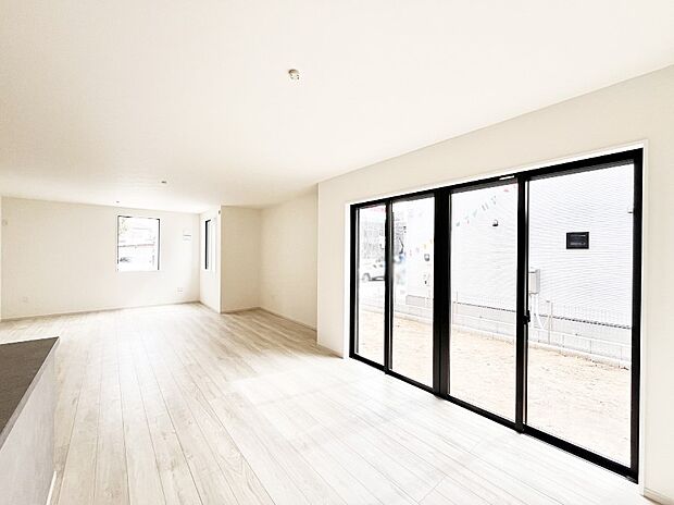 ~Living~ 飽きの来ないシンプルでおしゃれなLDK。大きな窓から日差しが差し込むので室内も明るく、家族の憩いの場としてピッタリです。開放感と日当たりの良さを是非ご覧ください!