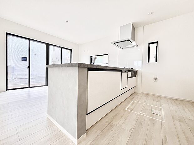 〜Kitchen〜　自然光が入る窓のあるキッチン☆毎日使う場所だからこそ、使い勝手を考慮しました。ゆったりとしたキッチンコーナーは質感豊かな仕上がりとなっております。