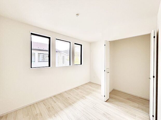 〜Bed Room〜  全居室には収納クローゼットを完備！普段使いのお洋服や小物はもちろん、季節物のお洋服などもしっかりと整理整頓おしまい頂けます。  居室空間を広く使用できますね。