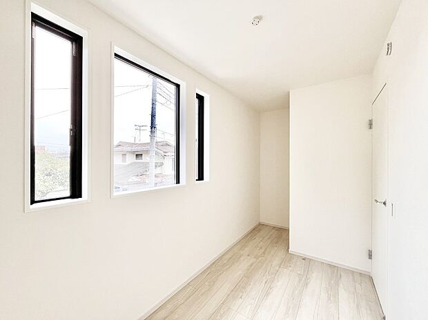 〜Bed Room〜　子供部屋はお子様にとって大変重な役割があります。子供一人で過ごす空間を与えることで、宿題や勉強時間も自然と増えまた自ら部屋の片付けや掃除なども促すことに繋がります。