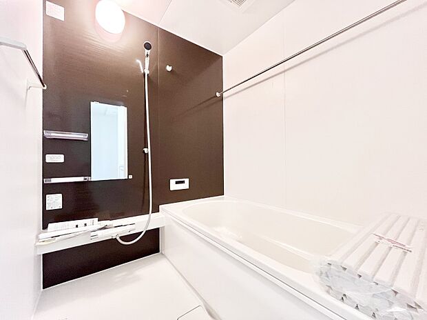 〜Bath Room〜　落ち着いた雰囲気の浴室で明日に向けてリフレッシュ。浴室乾燥機能も付いているので隣の洗濯機置き場で洗い上がった洗濯物を、雨の日も天気を気にせず乾燥させることも可能です。