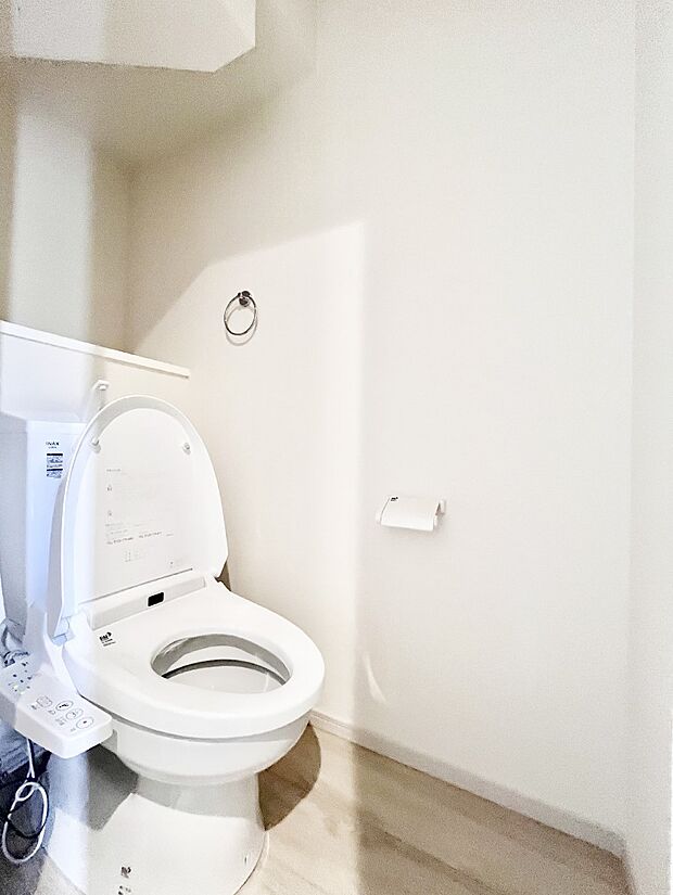 ~Toilet~ 綺麗・スッキリ・快適なウォシュレット付トイレでくつろげる空間です。トイレは毎日使わざるを得ないもの。いつも清潔を保ちたいですね。トイレが2ヶ所あるので朝の混雑時に便利です!