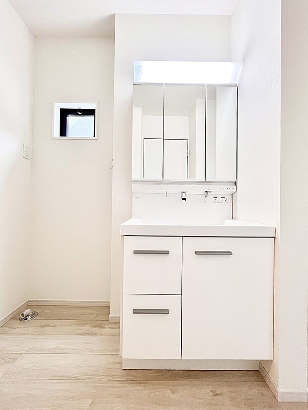 〜Dressing Room〜  清潔感溢れる色合いで統一されていると、スッキリと整った印象をうけます。  鏡の裏にはたっぷりと収納スペースを標準装備！  水廻りは、シンプルかつ機能性を重視して。