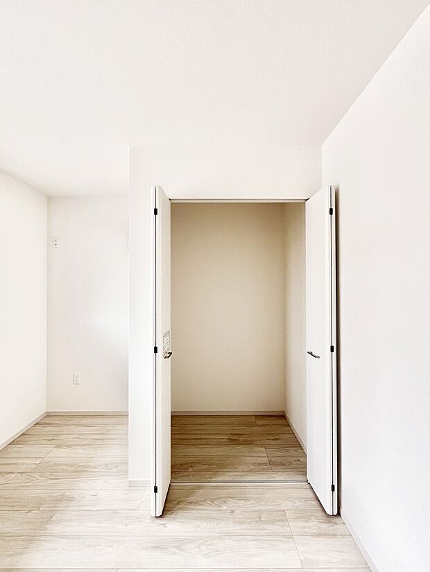〜Closet〜　壁面クローゼットがあればタンスを置く必要がなく、出っ張りのないスッキリ空間を維持できます。限られたスペースを有効に活用できそう。季節の衣類や趣味の品などたっぷり収納出来ますね♪