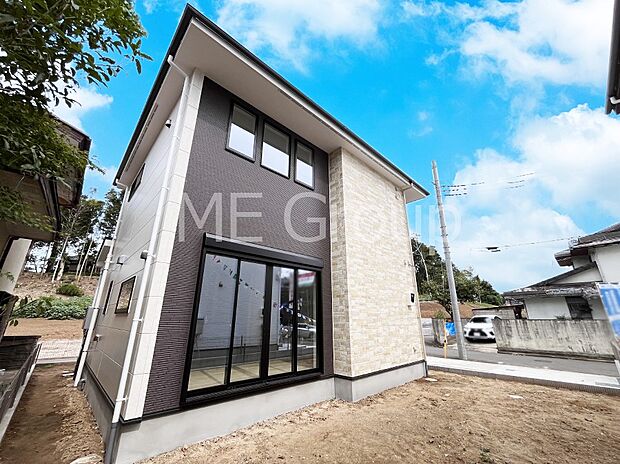 〜Exterior〜  一戸建ての大きなメリットは、自分達の「土地」を「自由に」使える事です。  ガーデニングやＤＩＹ，車やバイクの趣味など様々な用途で利用できます。