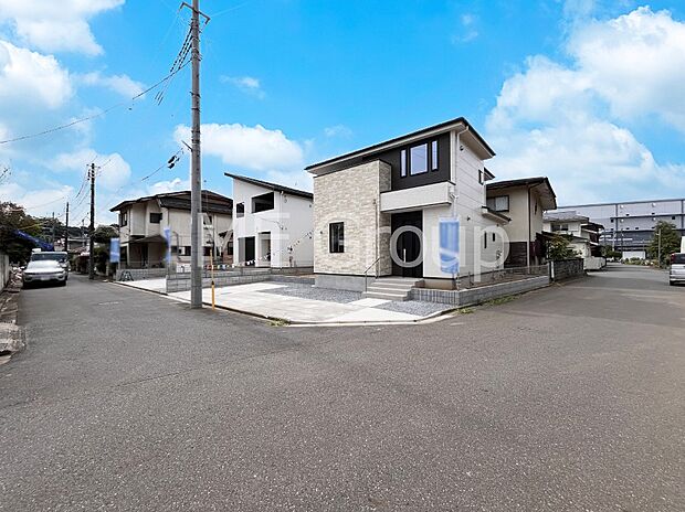 〜Exterior〜  前面道路は閑静な住宅地をはしる車通りの少ない道路。  駐車の出し入れもらくらくです！ご不明点・現地見学のご希望は、お気軽にお問い合わせください！