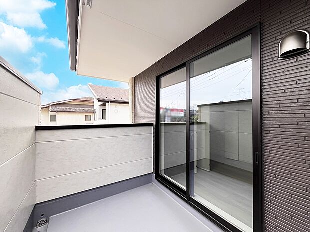 〜Balcony〜  バルコニーは温かい陽がさしこみ、お布団や洗濯物を気持ちよく干すことができます。  使いやすく開放的なバルコニーです♪陽ざしがたっぷり降り注ぐ、バルコニー付き住まい。  