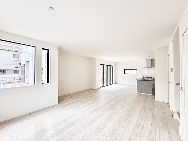 ~Living~ 家族の一体感を感じられる広々としたスペース。家族と過ごす時間を大切にする方にピッタリのゆとりの住空間です。お子様が走り回っても安心して見守れます。家族の笑い声が今にも目に浮かびます。