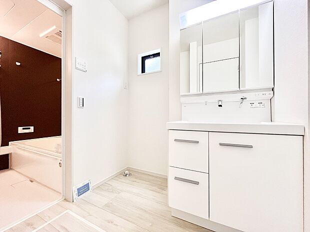 〜Dressing Room〜　暗くなりがちな洗面所も窓があると採光と換気が可能なので気持ちよくお使い頂けます。三面鏡タイプの洗面台は鏡裏収納で散らかりがちな洗面所もスッキリ♪