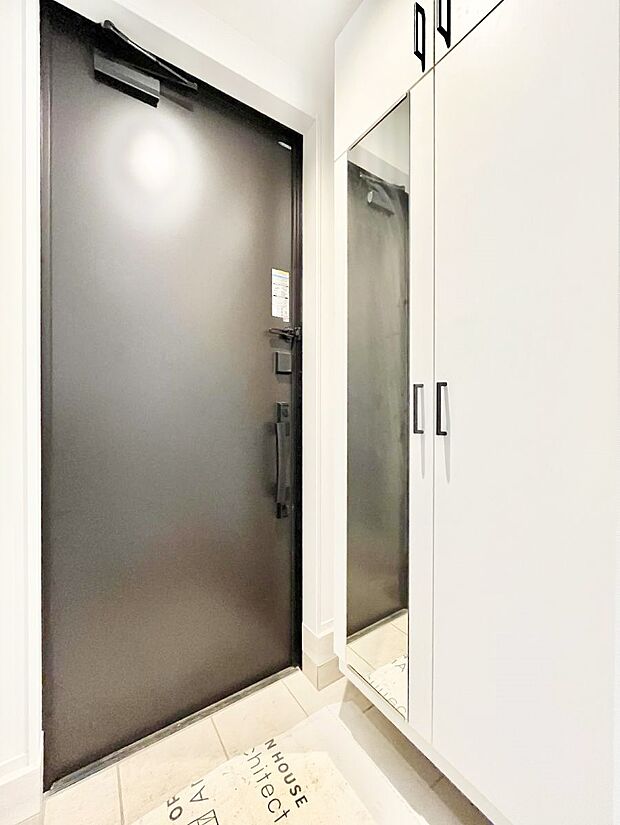 ◆A号棟◆〜Entrance〜　下駄箱ミラー付なので、お出かけ前の身だしなみチェックに◎玄関はお客様をお出迎えする一番最初の場所、帰ってくる時に入る最初の場所。そんな場所だからこそ、より良い空間に…♪