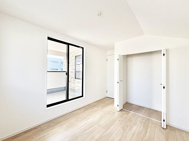 ~Bed Room~ 部屋数が多いのが戸建てのメリットです。ご家族が増えたことで手狭に感じていた住まいも戸建てでは各居室プライバシーを保つことができます。住まいにゆとりが生まれ心もリラックスできます♪