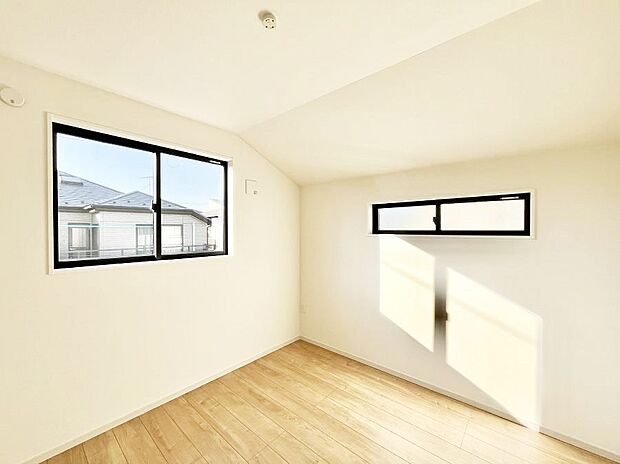～Bed Room～　子供部屋はお子様にとって大変重な役割があります。子供一人で過ごす空間を与えることで、宿題や勉強時間も自然と増えまた自ら部屋の片付けや掃除なども促すことに繋がります。