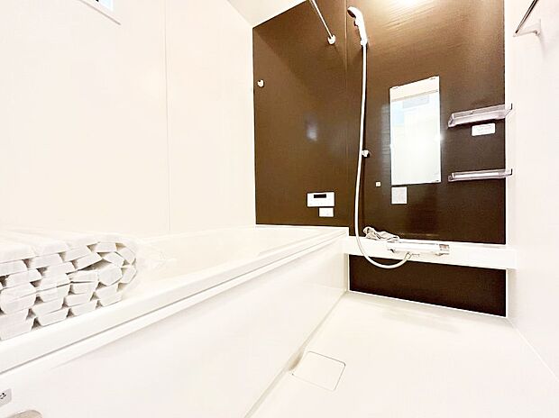 ~Bath Room~ 落ち着いた雰囲気の浴室で明日に向けてリフレッシュ。浴室乾燥機能も付いているので隣の洗濯機置き場で洗い上がった洗濯物を、雨の日も天気を気にせず乾燥させることも可能です。