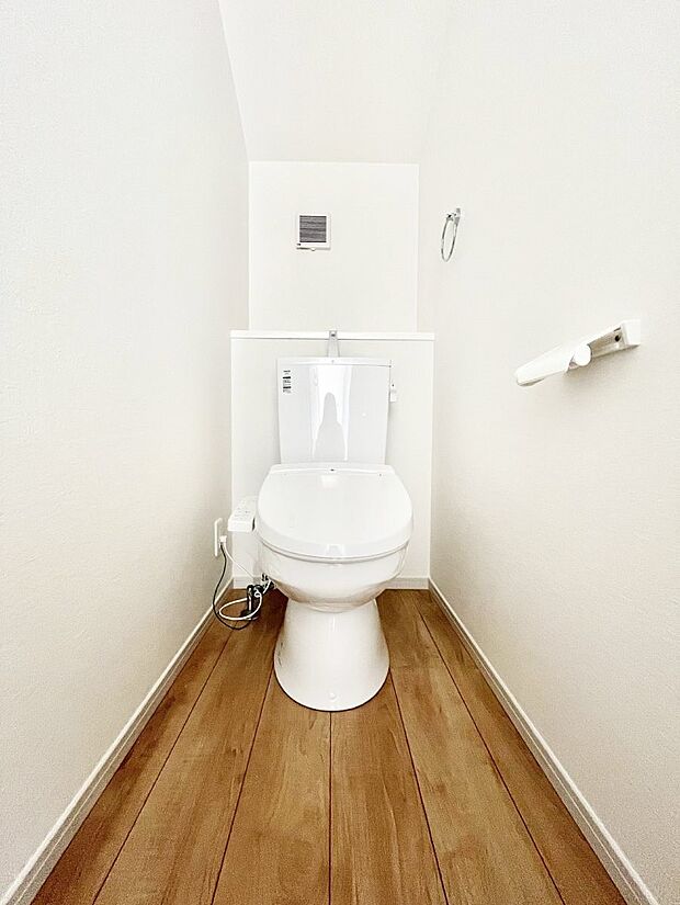 ~Toilet~ 綺麗・スッキリ・快適なウォシュレット付トイレでくつろげる空間です。トイレは毎日使わざるを得ないもの。いつも清潔を保ちたいですね。トイレが2ヶ所あるので朝の混雑時に便利です!