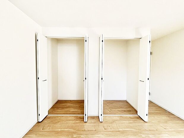 ~Closet~ 壁面クローゼットがあればタンスを置く必要がなく、出っ張りのないスッキリ空間を維持できます。限られたスペースを有効に活用できそう。季節の衣類や趣味の品などたっぷり収納出来ますね♪