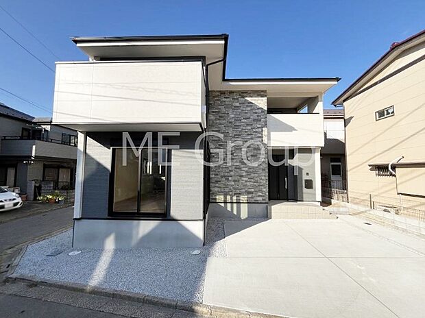 〜Exterior〜  閑静な住宅地で子育て家族にピッタリ。  毎日のお散歩も快適な緑に恵まれたエリアで、自然に包まれた穏やかな暮らしを実現するための、ゆとりある住環境が整っています。