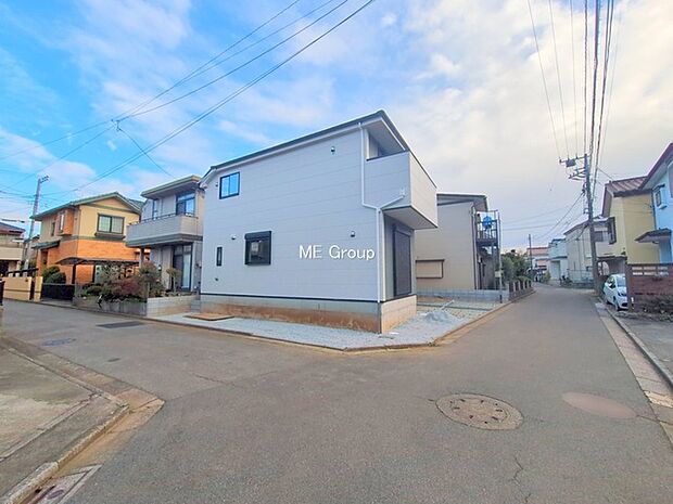 〜Exterior〜前面道路: 前面道路は閑静な住宅地をはしる車通りの少ない道路。 駐車の出し入れもらくらくです!ご不明点・現地見学のご希望は、お気軽にお問い合わせください!