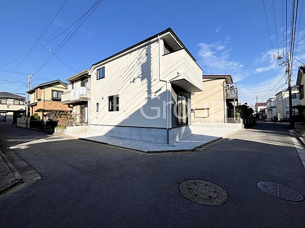 〜Exterior〜前面道路：  前面道路は閑静な住宅地をはしる車通りの少ない道路。  駐車の出し入れもらくらくです！ご不明点・現地見学のご希望は、お気軽にお問い合わせください！