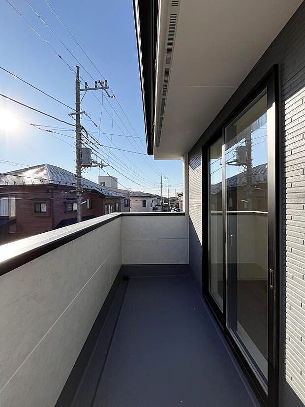 〜Balcony〜　南向きのバルコニーの前には雲以外に太陽を遮るものがありません。お洗濯物も乾きやすく、何より明るく気持ちのいい光が入ってきます。使いやすく開放的なバルコニーです♪