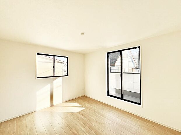 ~Bed Room~ 2面採光を確保した明るい室内は、風通しも良く、大変居心地の良い空間となっております。爽やかな風を感じて起きる朝は、快適生活の始まりに!日当たりや通風がとても良い住まい♪