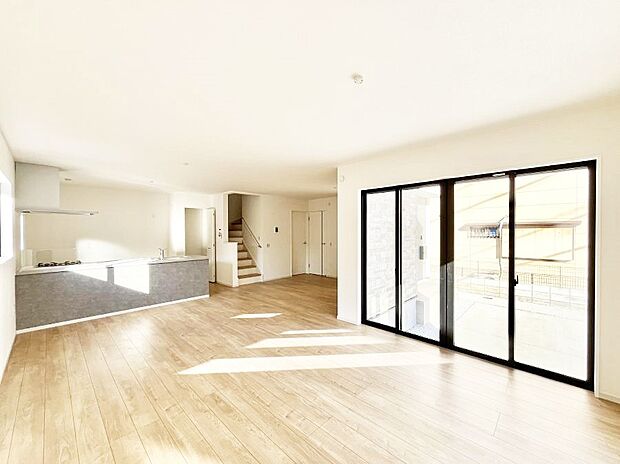 〜Living〜　リビングに階段のある間取りです♪家族のコミュニケーションがスムーズに取れますね♪ゆとりある暮らしと心地よい住環境が紡ぐ贅沢な時間をご家族みんなでお過ごし下さい。