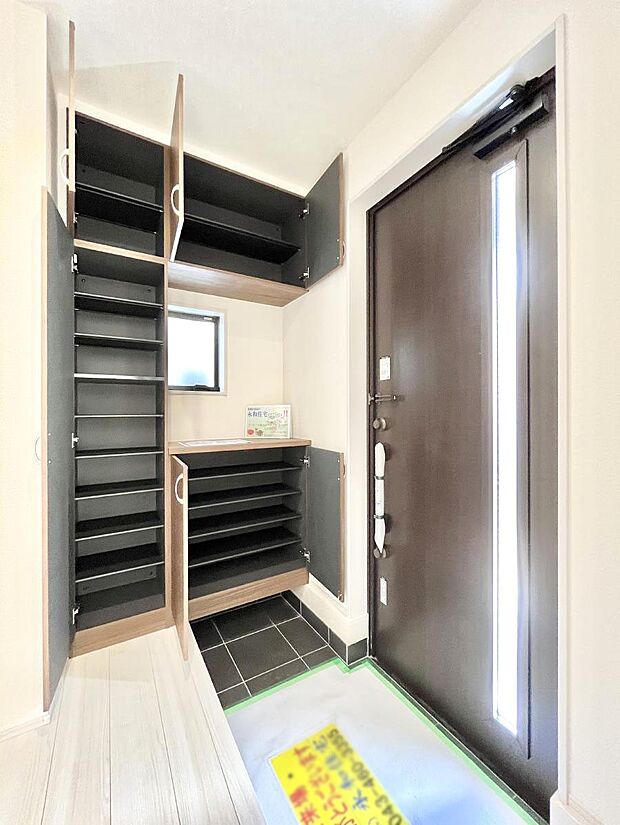 たっぷり収納できるシューズボックスで家族全員の靴も、玄関すっきり。  