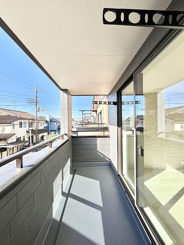 暖かな陽光が降り注ぐバルコニーはお洗濯におすすめ。爽やかな風も心地よいです。 